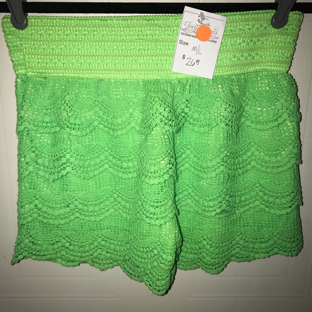 Laced ruffled shorts (Boutique)
